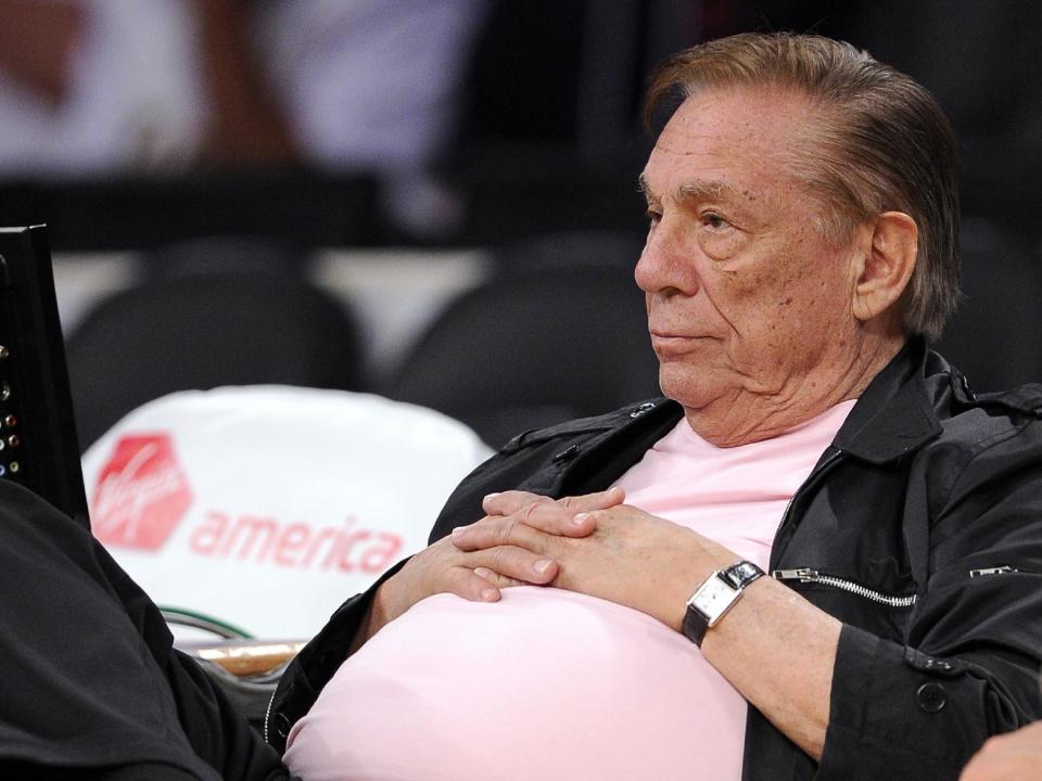 El dueño de los Clippers de Los Angeles, Donald Sterling, observa un partido el 17 de octubre de 2010 en Los Angeles. La NBA investiga reportes de una grabación en la que Sterling supuestamente aparece diciendo comentarios racistas, se informó el 26 de abril de 2014. (AP Photo/Mark J. Terrill, File)