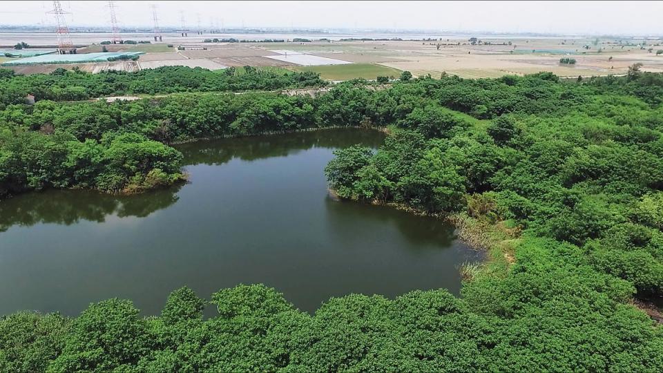 雲林縣二崙鄉遭盜挖砂石形成的無主人工湖，日前造成2名國中生溺斃意外。