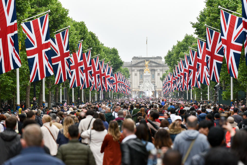 LONDON, UNITED KINGDOM - JUNE 05, 2022 - Large crowds line the streets of London for The Platinum Jubilee Pageant. (Photo credit should read Matthew Chattle/Future Publishing via Getty Images)