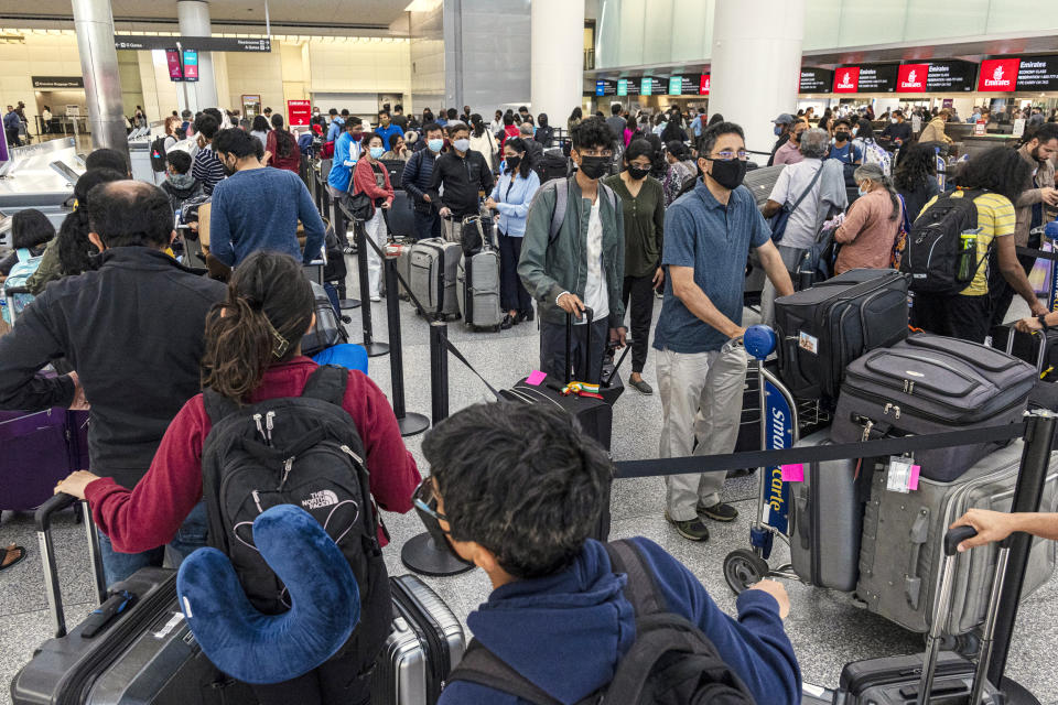 Travelers wait to check in at San Francisco International Airport (David Paul Morris / Bloomberg via Getty Images file)