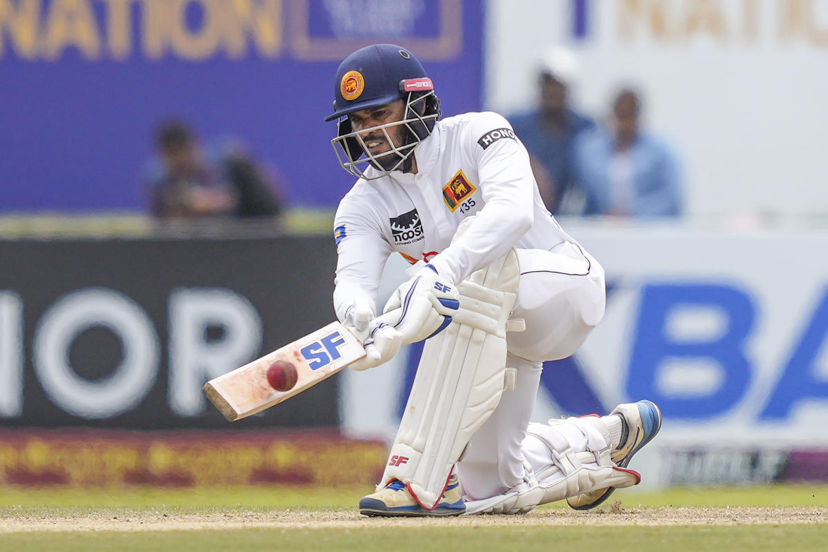 Sri Lanka in command of 2nd cricket test despite de Silva’s dismissal