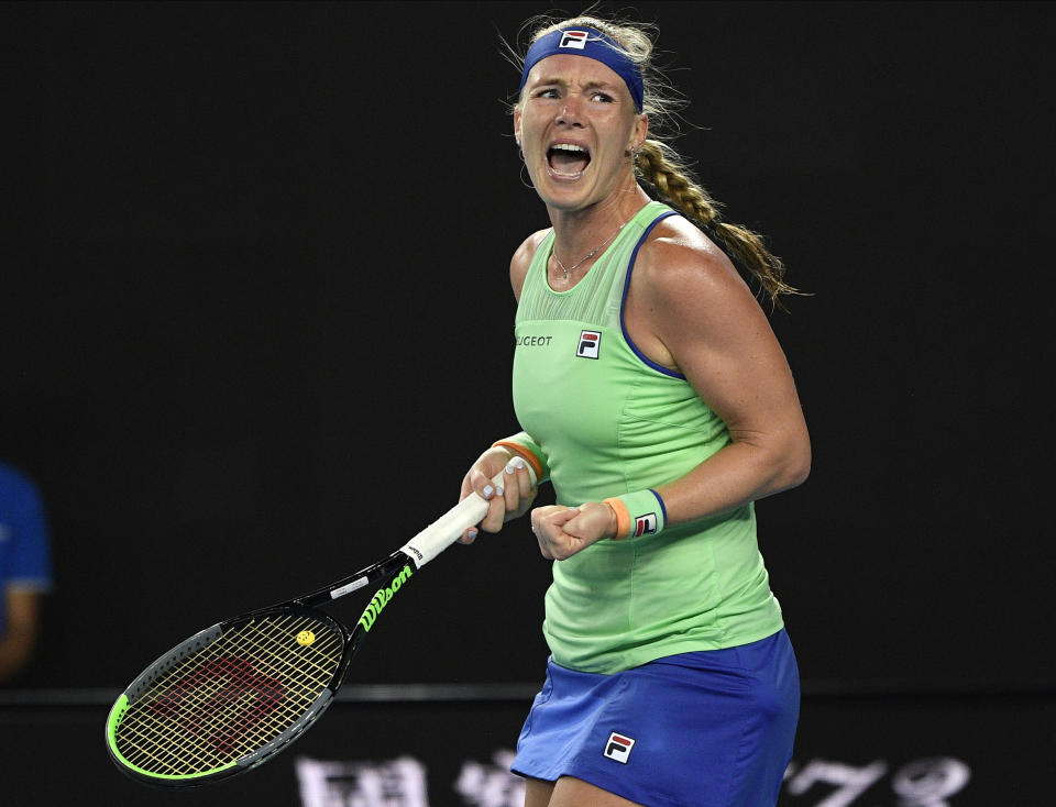 La holandesa Kiki Bertens celebra tras superar a Zarina Diyas de Kazajistán en la tercera ronda del Abierto de Australia, el sábado 25 de enero de 2020. (AP Foto/Andy Brownbill)