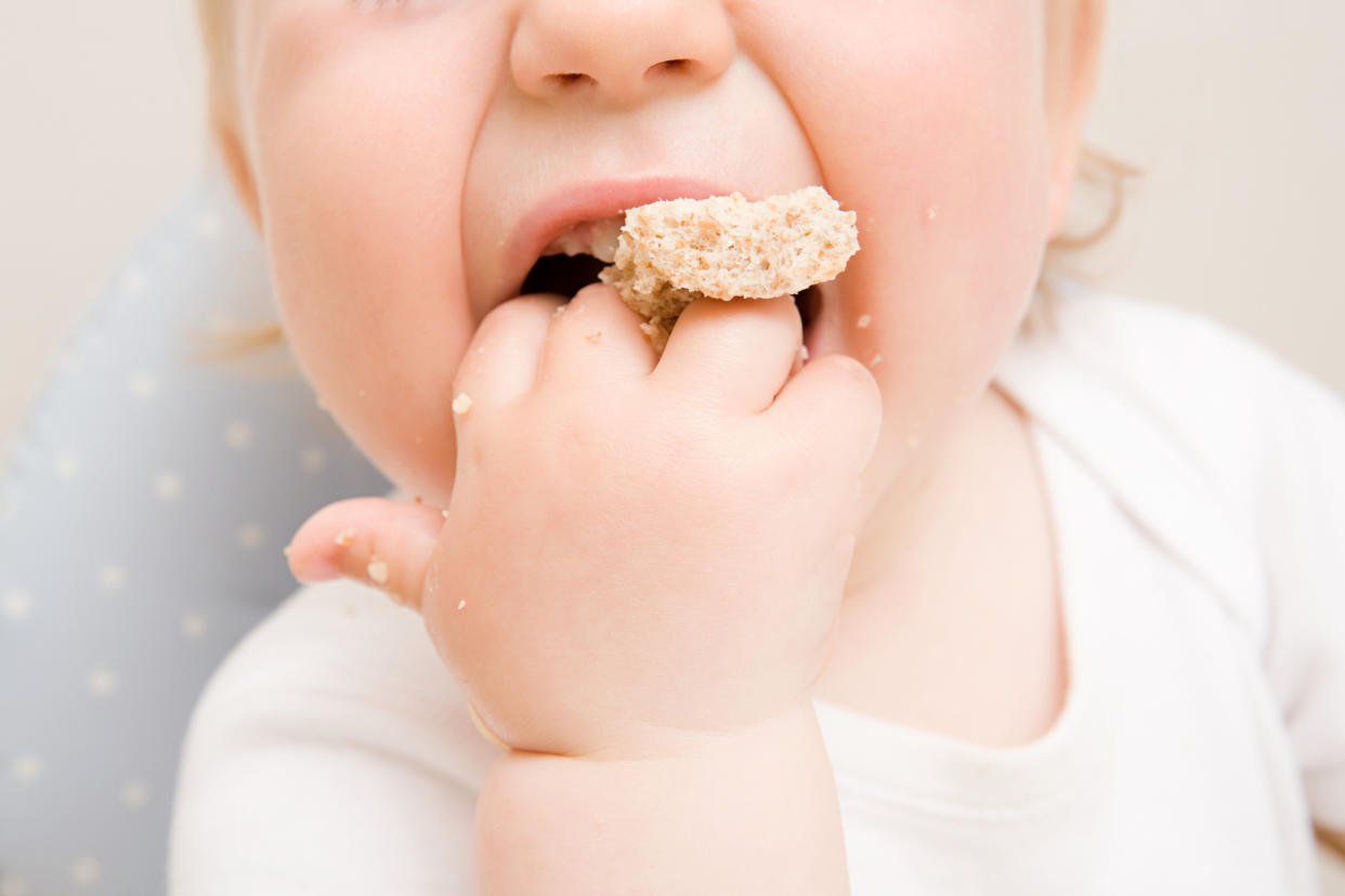 Die Umstellung auf feste Nahrung ist nicht nur für Babys, sondern auch für die Eltern aufregend, wie ein virales Video beweist. (Symbolbild: Getty Images)