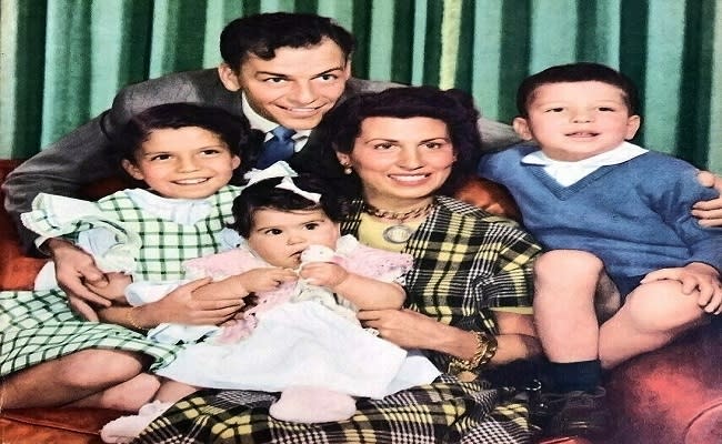 Frank Sinatra, junto a su primera esposa y sus tres hijos en 1949 (imagen vía Wikimedia commons)