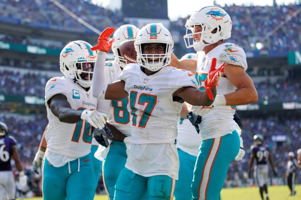 El wide receiver de los Dolphins Jaylen Waddle (17) celebra con Tyreek Hill (10) Mike Gesicki (88) y River Cracraft (85) tras anotar un touchdown en el último cuarto del partido ante los Ravens, celebrado el 18 de septiembre de 2022 en Baltimore.