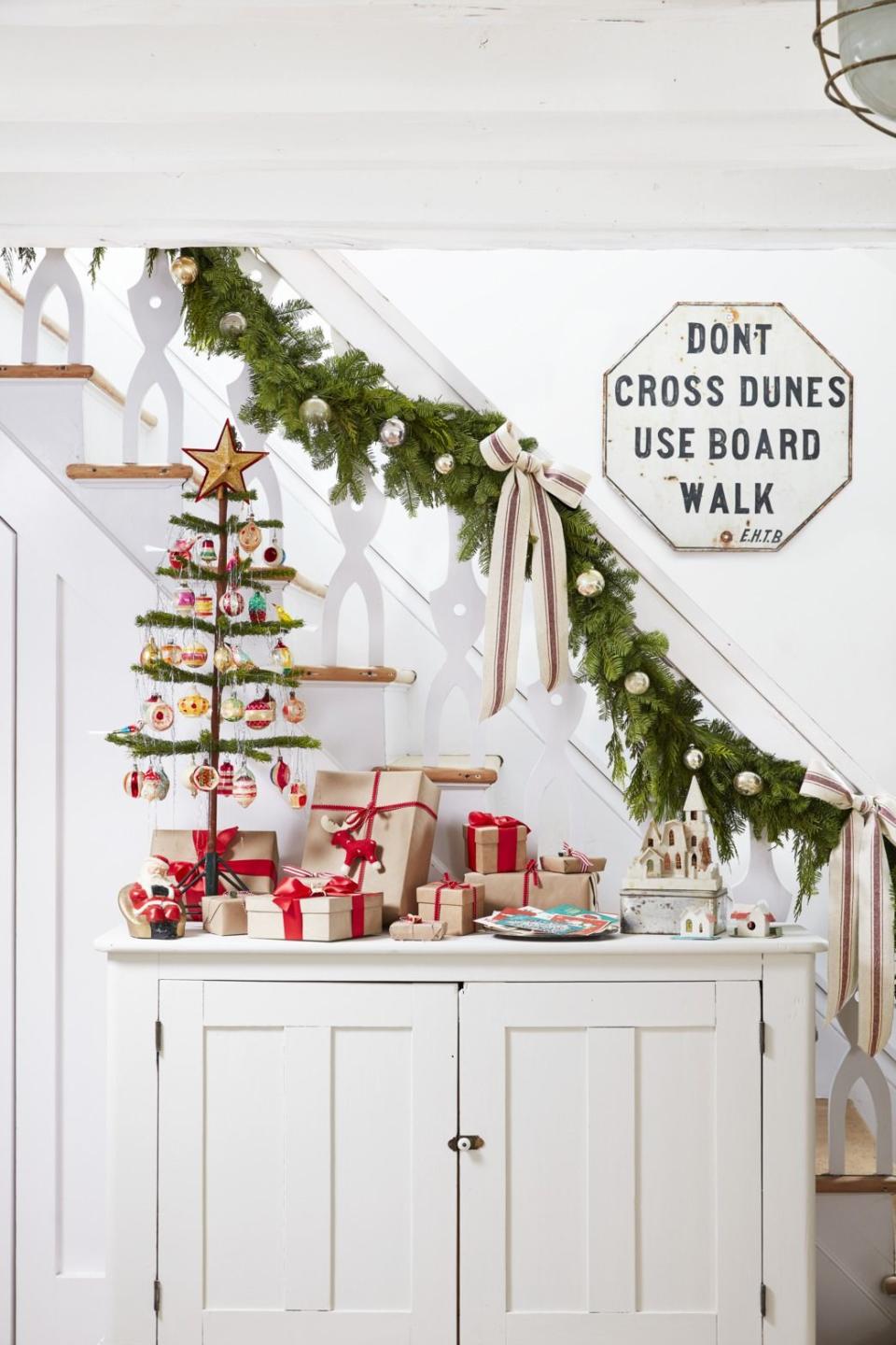 Check Out These Stunning Staircase Christmas Decorations