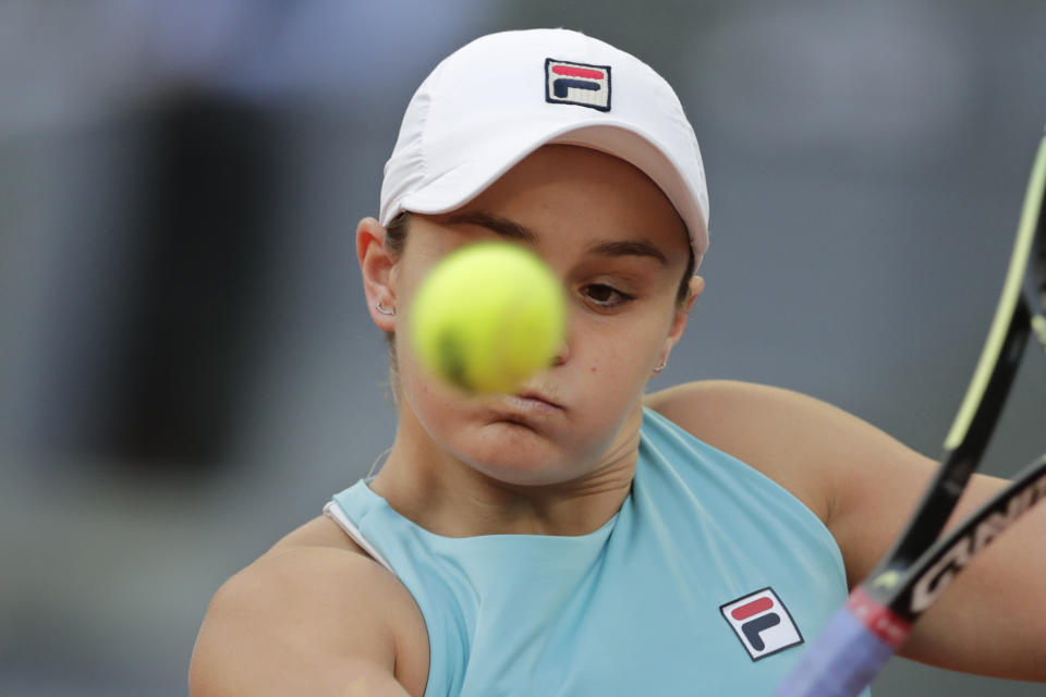 Ash Barty devuelve ante Iga Swiatek durante el partido por el Abierto de Madrid, el lunes 3 de mayo de 2021. (AP Foto/Paul White)