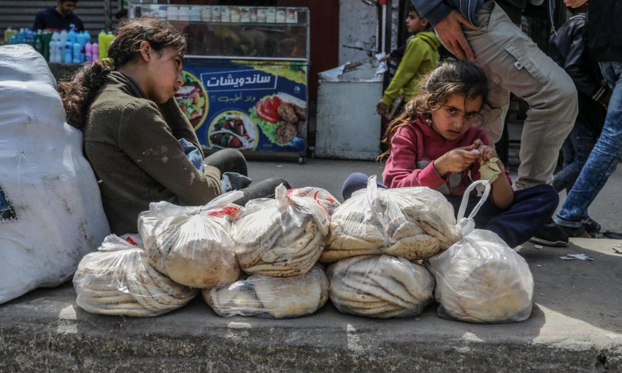 <span>Bread in the market in Rafah. A bag of flour is selling for 20 times the normal price in the north of Gaza. ‘Children in Gaza are dying of malnutrition,’ said Christian Aid. </span><span>Photograph: Anadolu/Getty</span>