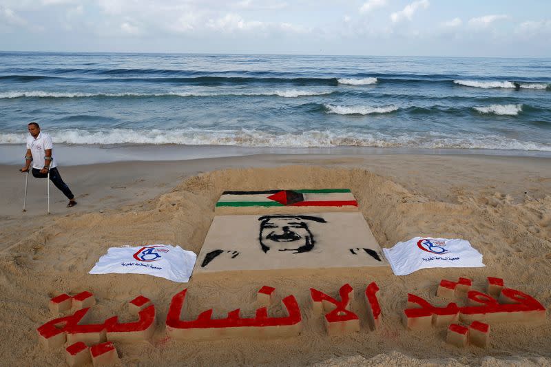 Palestinian artists make sand sculpture in tribute to Kuwait's late Emir Sheikh al-Sabah