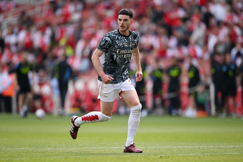 Declan Rice warms up prior to the Premier League match between Arsenal FC and Everton FC at Emirates Stadium.