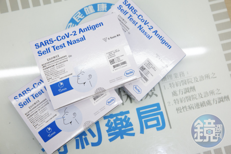 市政府今（26）日宣布，65歲長者若在5月底前接種疫苗，設籍北市者可領取千元商品券加兩劑快篩試劑。（示意圖，資料照）