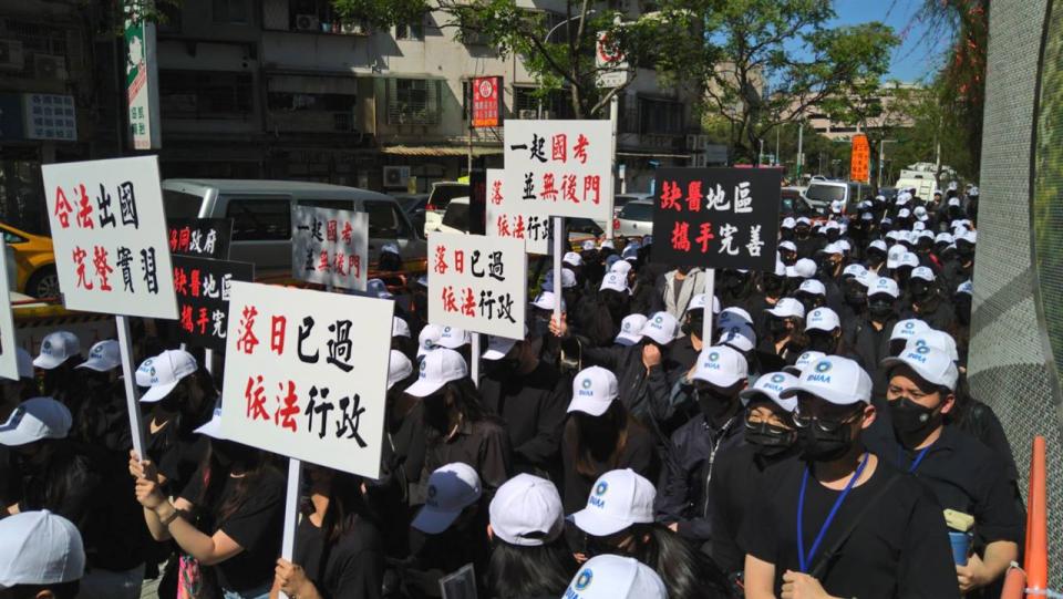 逾百位海歸牙醫，到衛福部門前單膝下跪澄清(圖／記者黃仲丘攝影)