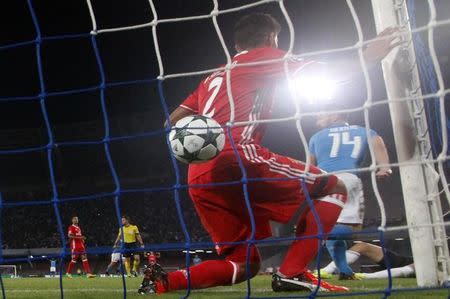 Football - Soccer - Napoli v Benfica - UEFA Champions League Group Stage - Group B - San Paolo Stadium, Naples, Italy - 28/09/2016. Napoli's Dries Mertens scores against Benfica. REUTERS / Ciro De Luca