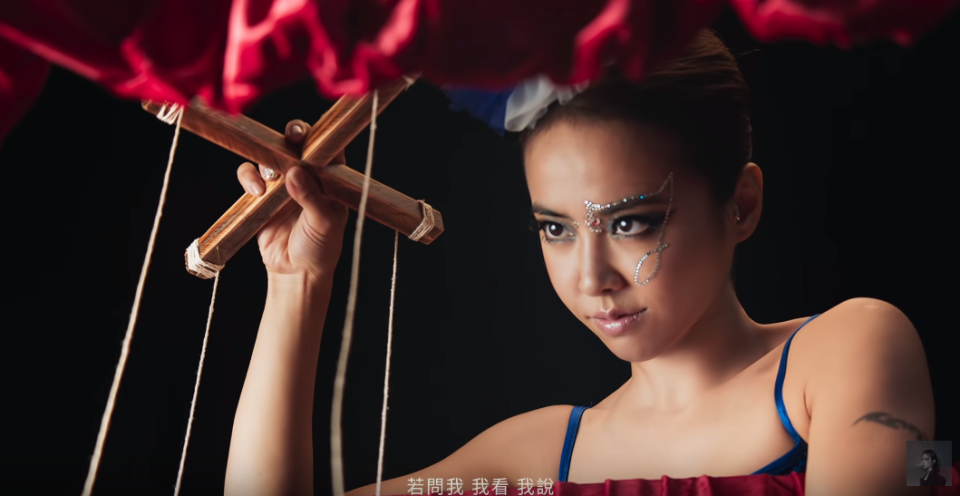 <p>Jolin 彷彿沒有生命的魁儡般同時操控／與被操控著，她希望自己符合大家想要的，因此逼迫自己成為大家想要的樣子，而在Jolin背後的，正是一雙雙無形的手...</p><cite>Sony Music Taiwan</cite>