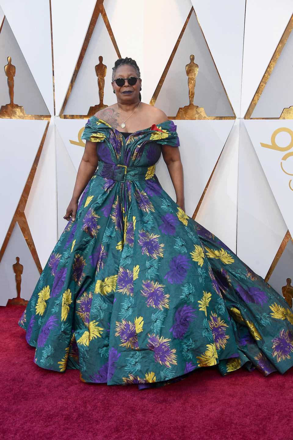 <p>Whoopie bleibt sich treu und verzichtet nicht auf ihre Sonnenbrille. Ihre Robe mit Blumenprint ist Geschmackssache. (Bild: Getty Images) </p>