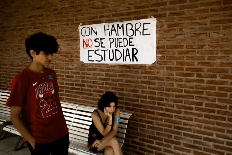 El fin de semana en la toma de colegio de la Escuela de Música Juan Pedro Esnaola.