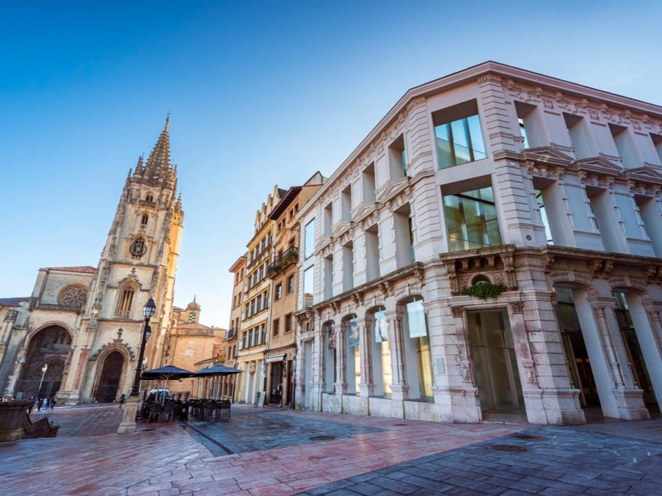 Oviedo cathedral and the Museo de Bellas Artes de Asturias (Mampiris)