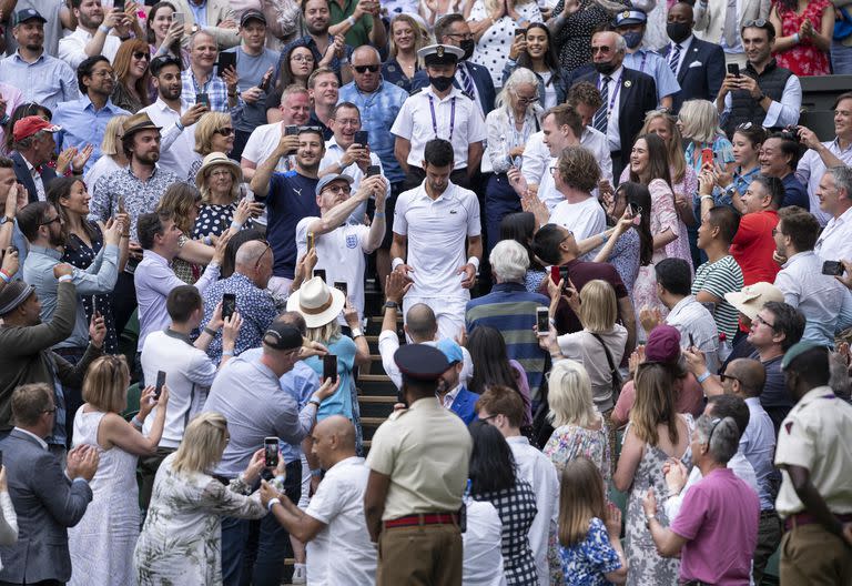 Abriéndose paso en la historia: Novak Djokovic, que el domingo llegó a los 20 trofeos de Grand Slam al ganar Wimbledon, va por todo.