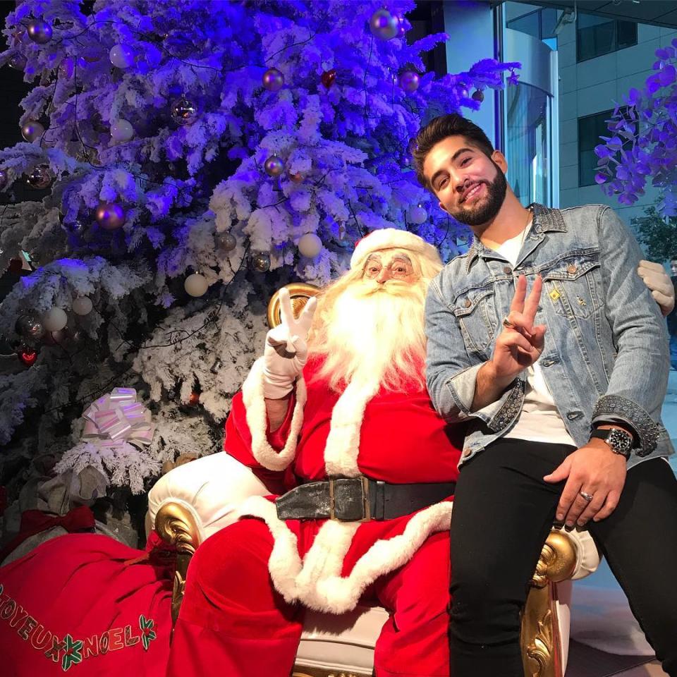 <p>Pour Noël, le chanteur français, connu pour avoir gagné la saison 3 de The Voice, a posé avec le Père Noël en personne !<br>Source : @kendjiofficiel </p>