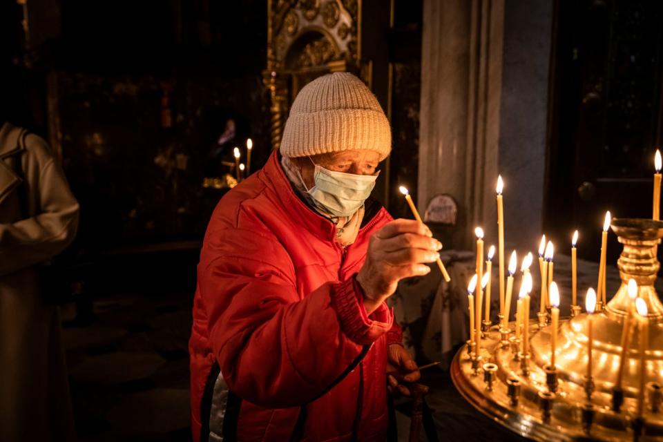 Während in der Ukraine die Menschen für Frieden beten, tobt im Netz eine Schlacht um die Deutung des Krieges. (Bild: 2022 Getty Images/Ed Ram)