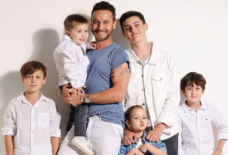 Benjamín Vicuña junto a sus hijos Beltrán, Amancio, Magnolia, Bautista y Benicio