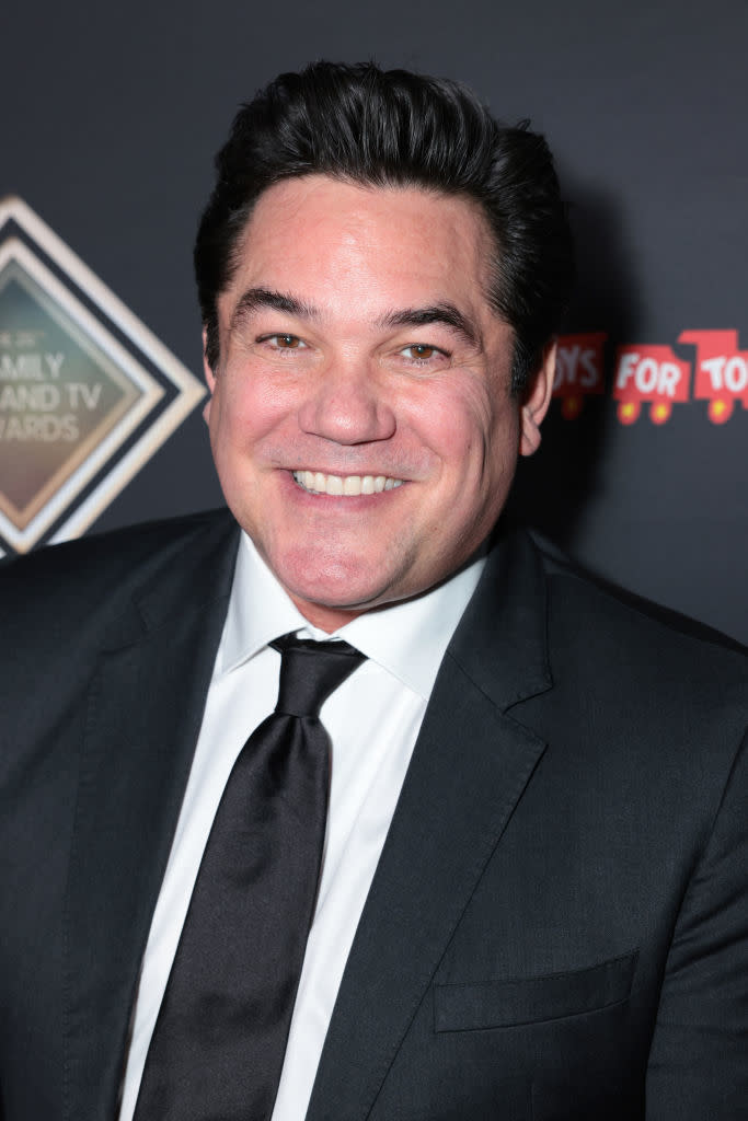 Dean Cain, lächelnd in schwarzem Anzug und Krawatte, bei einer offiziellen Veranstaltung