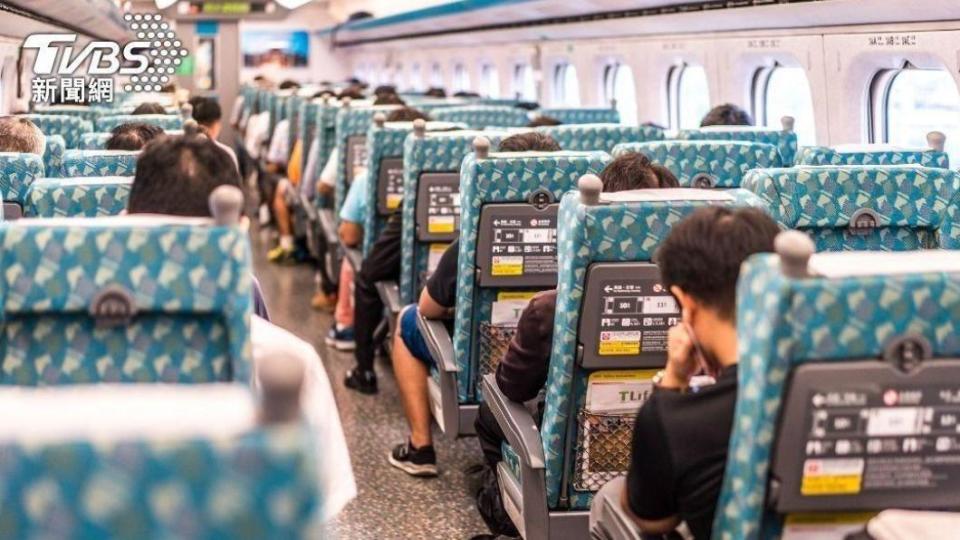 一名女網友稱在高鐵上突有一排人往車廂後走。（示意圖／shutterstock達志影像）