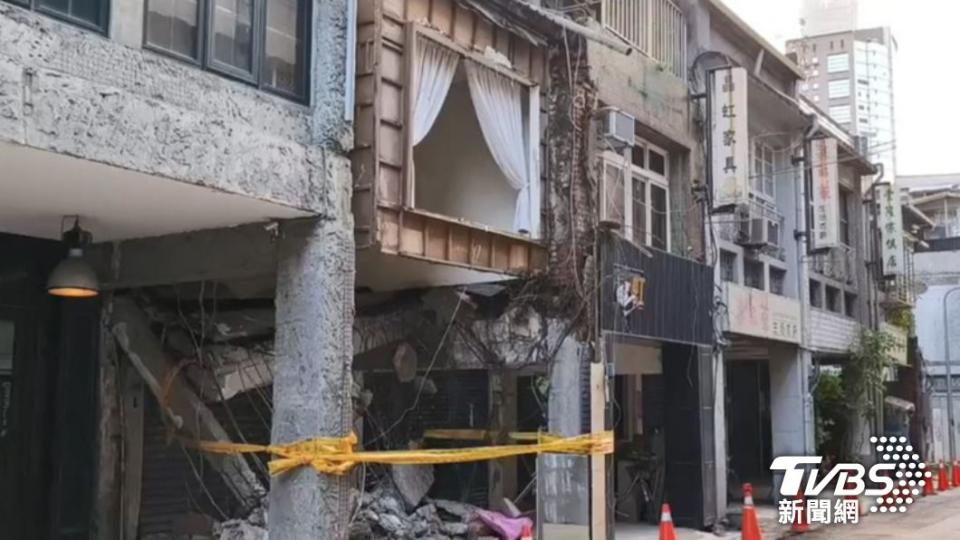 台北市大安區文昌街一處老舊公寓二樓地板突然坍塌。（圖／TVBS）