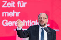 <p>Im Willy-Brand-Haus wurden vor der Vorstellung des SPD-Wahlprogramms fleißig Nachtschichten eingeschoben, um das 71-seitige Werk rechtzeitig vorstellen zu können. Der Zeitdruck machte sich schon auf dem Deckblatt bemerkbar. Statt des Schulz-Slogans „Zeit für mehr Gerechtigkeit“ prangte dort der Schriftzug: „Mehr Zeit für Gerechtigkeit“ </p>