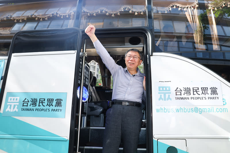 台灣民眾黨不分區立委名單擬22日公布。圖為台灣民眾黨主席柯文哲10月31日搭上巴士展開選舉巡迴宣傳。（中央社）