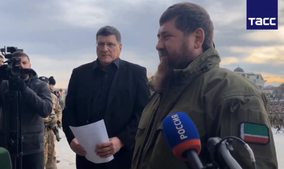 車臣領導人拉姆贊·卡德羅夫（Ramzan Kadyrov）提出釋放 20 名烏克蘭戰俘的條件是解除對他親屬的制裁。   圖 : 翻攝自X帳號 @NAFORaccoon 影片