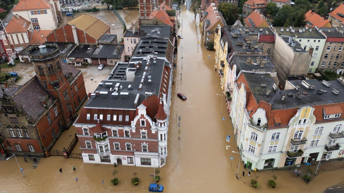 Polish town urged to evacuate as floods hit Central Europe