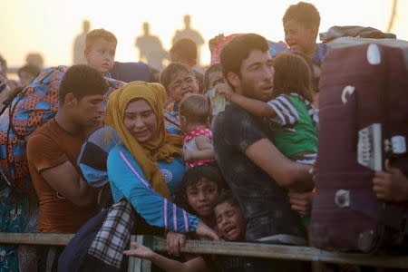 Displaced Sunni people, who fled the violence in the city of Ramadi, arrive on the outskirts of Baghdad, Iraq in this May 19, 2015 file photo. REUTERS/Stringer/Files