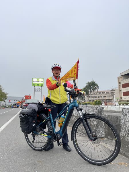 張先生騎乘電輔車跟著媽祖繞境騎乘400多公里。官方提供