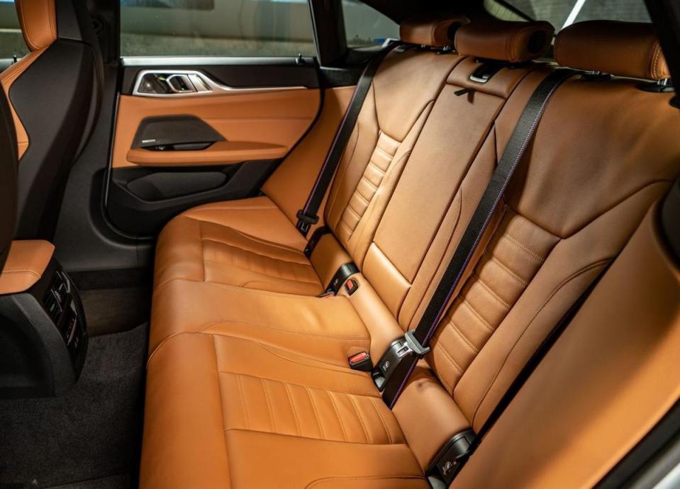 寬敞的五人乘坐車室搭配430i M Sport專屬的電動玻璃天窗與harmonkardon高傳真音響系統，提供座艙乘員極致的感官享受。