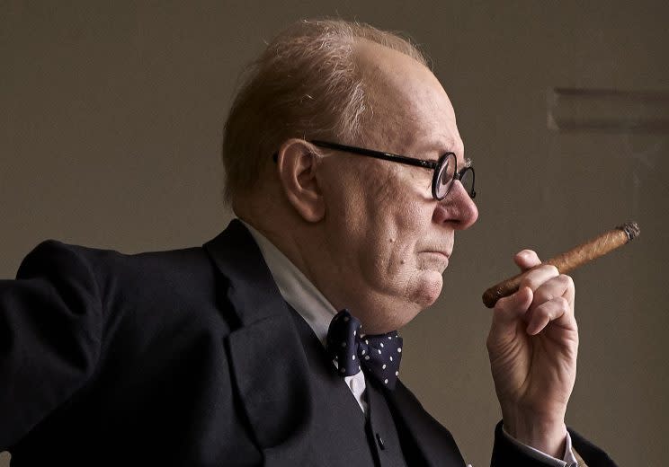 “Darkest Hour”: Gary Oldman spielt Winston Churchill in dessen “dunkelsten Stunde”. (Bild: Universal Pictures International)