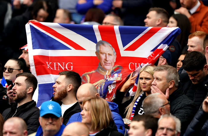 Un grupo de ciudadanos ingleses con la bandera de Carlos III