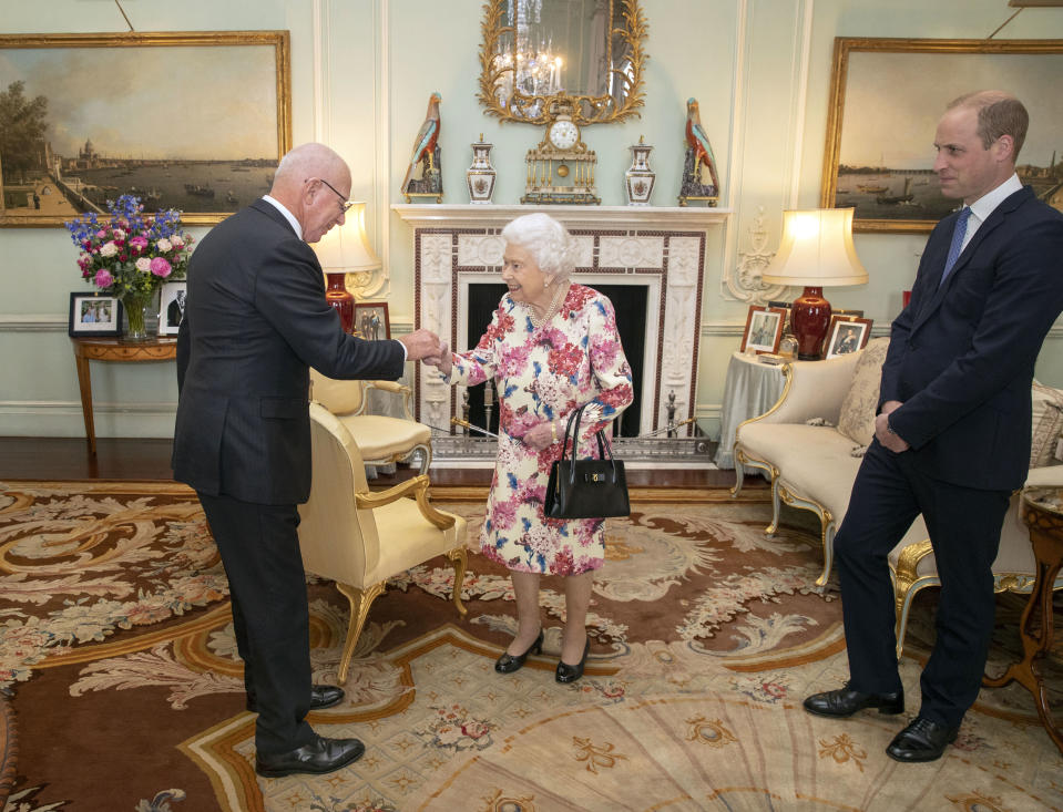 Britain's Queen Elizabeth II (C), accompanied by Britain's Prince William, Duke of Cambridge (R), receives the Governor-General designate of Australia, General David Hurley during an audience at Buckingham Palace in London on June 12, 2019 (Photo by Steve Parsons / POOL / AFP)        (Photo credit should read STEVE PARSONS/AFP via Getty Images)