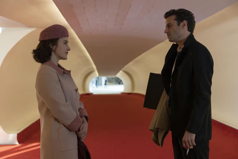 Rachel Brosnahan y Luke Kirby en una escena de The Marvelous Mrs. Maisel