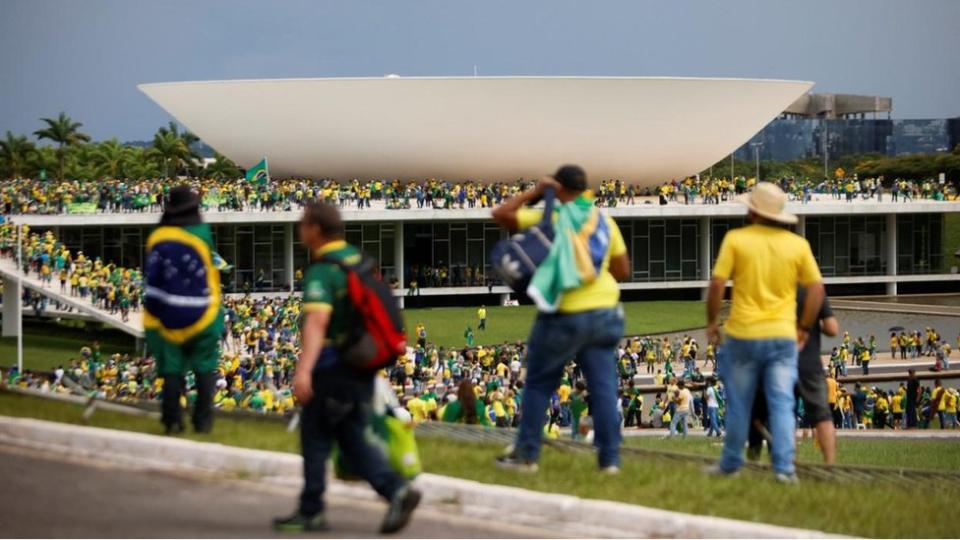 Bolsonaristas em frente ao Congresso durante invasão de Brasília em 8 de janeiro de 2023