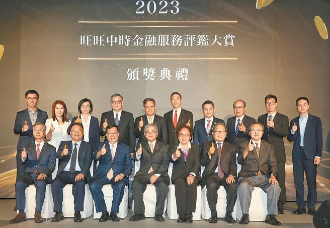 《2023旺旺中時金融服務評鑑大賞》頒獎典禮20日舉行，共有21家金融業者抱回35個獎項。（王英豪攝）