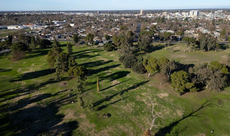 Vista del antiguo campo de golf municipal en el oeste de Modesto, California, el jueves 4 de enero de 2024. El Concejo Municipal votó en enero de 2020 por el cierre del campo de golf de nueve hoyos, que abrió en 1933 y fue el primer campo de golf de la ciudad.