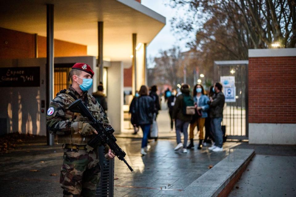 Un militaire de la mission Sentinelle devant un lycée de Perpignan (Pyrénées-Orientales), en novembre 2020, dans le cadre du plan Vigipirate.