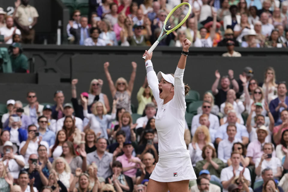 La checa Barbora Krejcikova celebra al vencer a la kazaja Elena Rybakina en la semifinal de Wimbledon el jueves 11 de julio del 2024. (AP Foto/Alberto Pezzali)