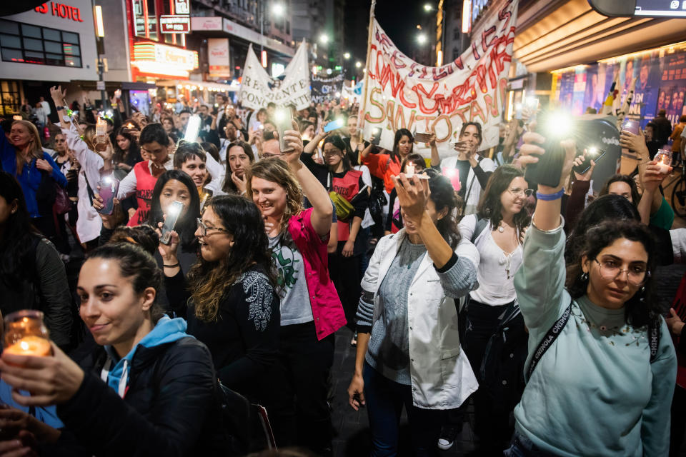 <p><strong>Las leyes argentinas defienden la igualdad </strong>y establecen que todos los residentes del país son elegibles para un empleo si están calificados para hacerlo. <strong>Está prohibido discriminar</strong> a los empleados por razones de género, raza, nacionalidad, religión, opinión política o sindical o edad. La ley también protege a las personas que han sido discriminadas y prevé la prevé la reclamación de daños y perjuicios. La tendencia actual es que los empresarios cada vez cumplen más las normativas y promueven programas y capacitación en el área de inclusión y diversidad, señaló Baker McKenzie. Mientras que el estudio de Bain & Company dijo que el 47% de los hombres blancos heterosexuales consideran importante la inclusión a la hora de buscar una empresa, siendo el grupo que menos valoró la inclusión entre los países.</p> <p>(Photo by Mariana Nedelcu/SOPA Images/LightRocket via Getty Images)</p> 