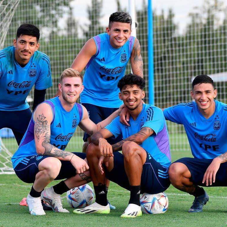 Rocco Ríos Novo, Nicolás Valentini, Thiago Almada, Cristian Medina y Ezequiel Fernández, durante una práctica en Ezeiza