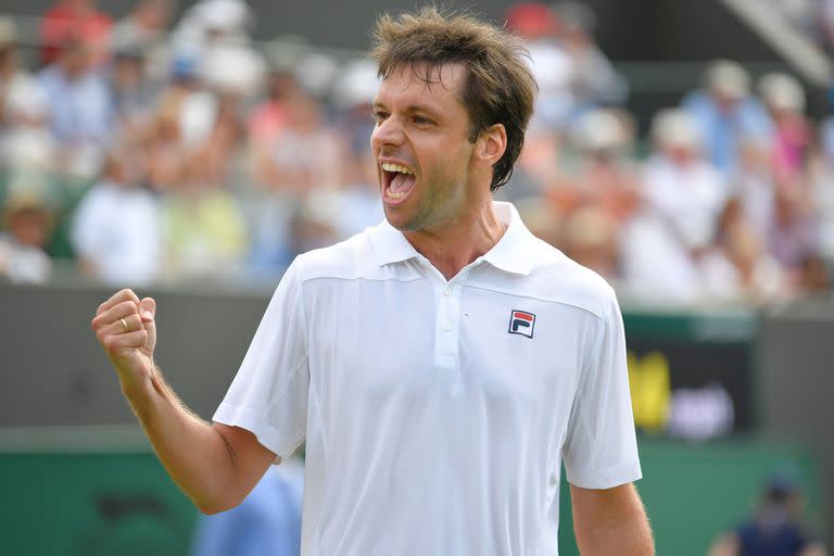 El argentino Horacio Zeballos reacciona durante el partido de segunda ronda contra el serbio Novak Djokovic, el 5 de julio de 2018