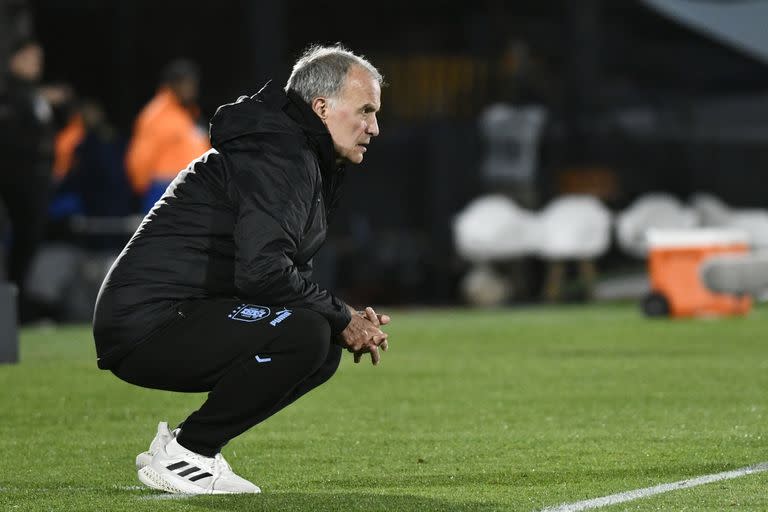 Bielsa, en una pose habitual para seguir las acciones de Uruguay-Brasil