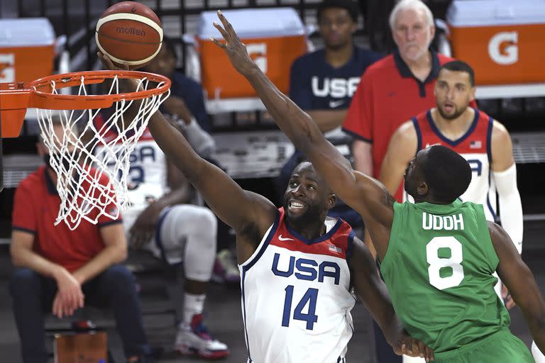 El estadounidense Draymond Green (14) dispara contra el nigeriano Ekpe Udoh (8) durante un juego de exhibición de baloncesto el sábado 10 de julio de 2021 en Las Vegas.