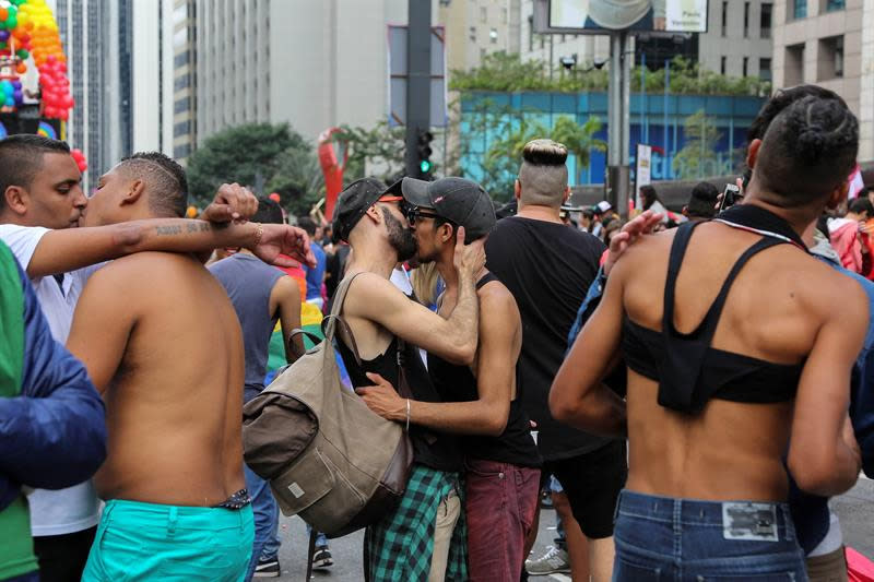 Los representantes de la comunidad lesbiana, gay, bisexual y transexual (LGBT) recorrieron la avenida Paulista, en el corazón financiero de la capital económica de Brasil. EFE/Sebastião Moreira